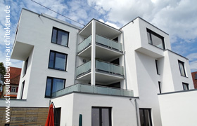 Mehrfamilienhaus weiß mit Balkonen